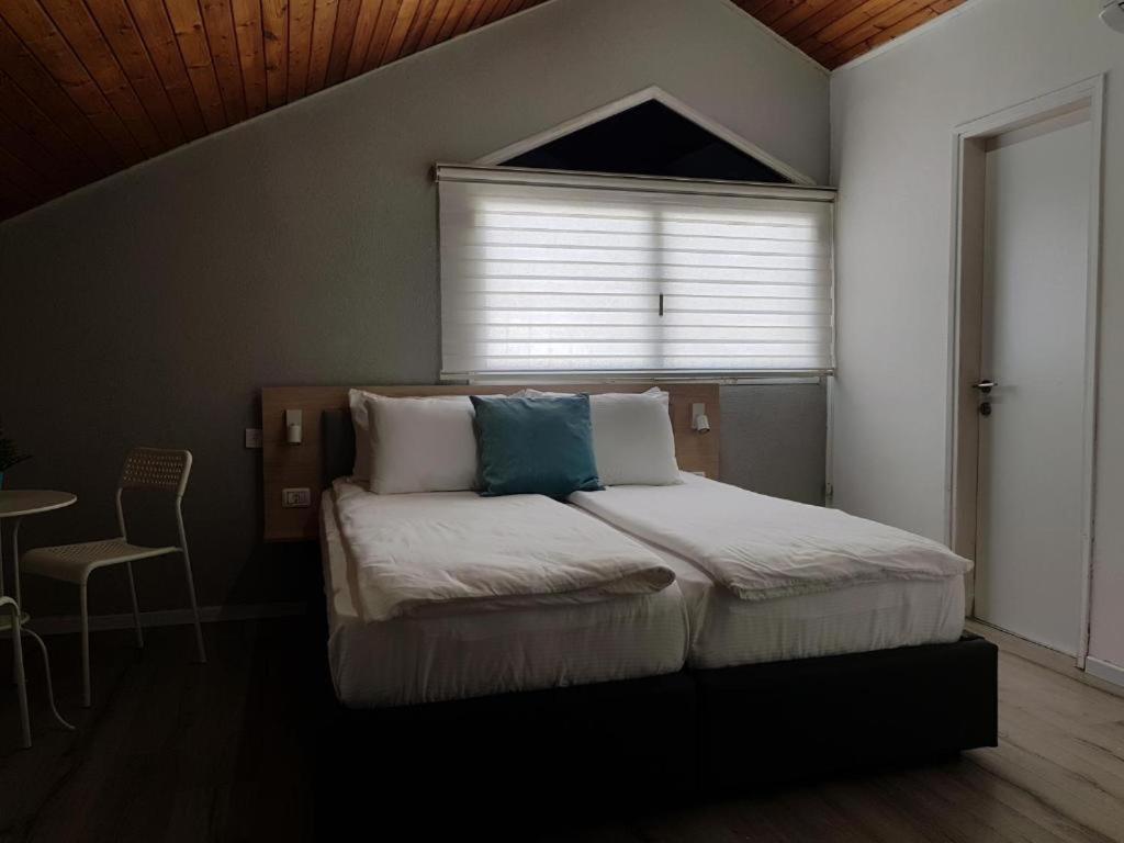 Airport Guest House Or Yehuda الغرفة الصورة